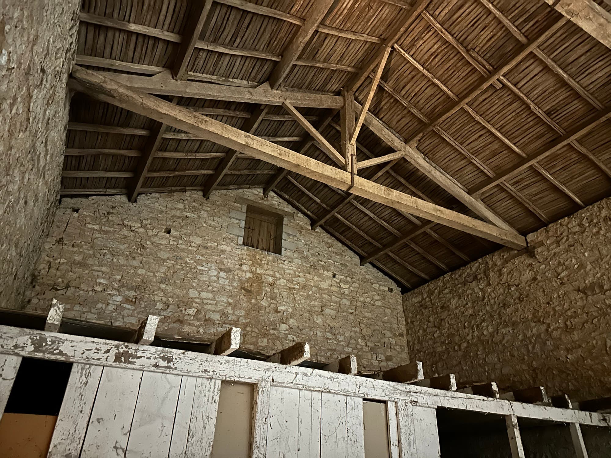 La grange ancienne et sa charpente, prête à accueillir vos réceptions