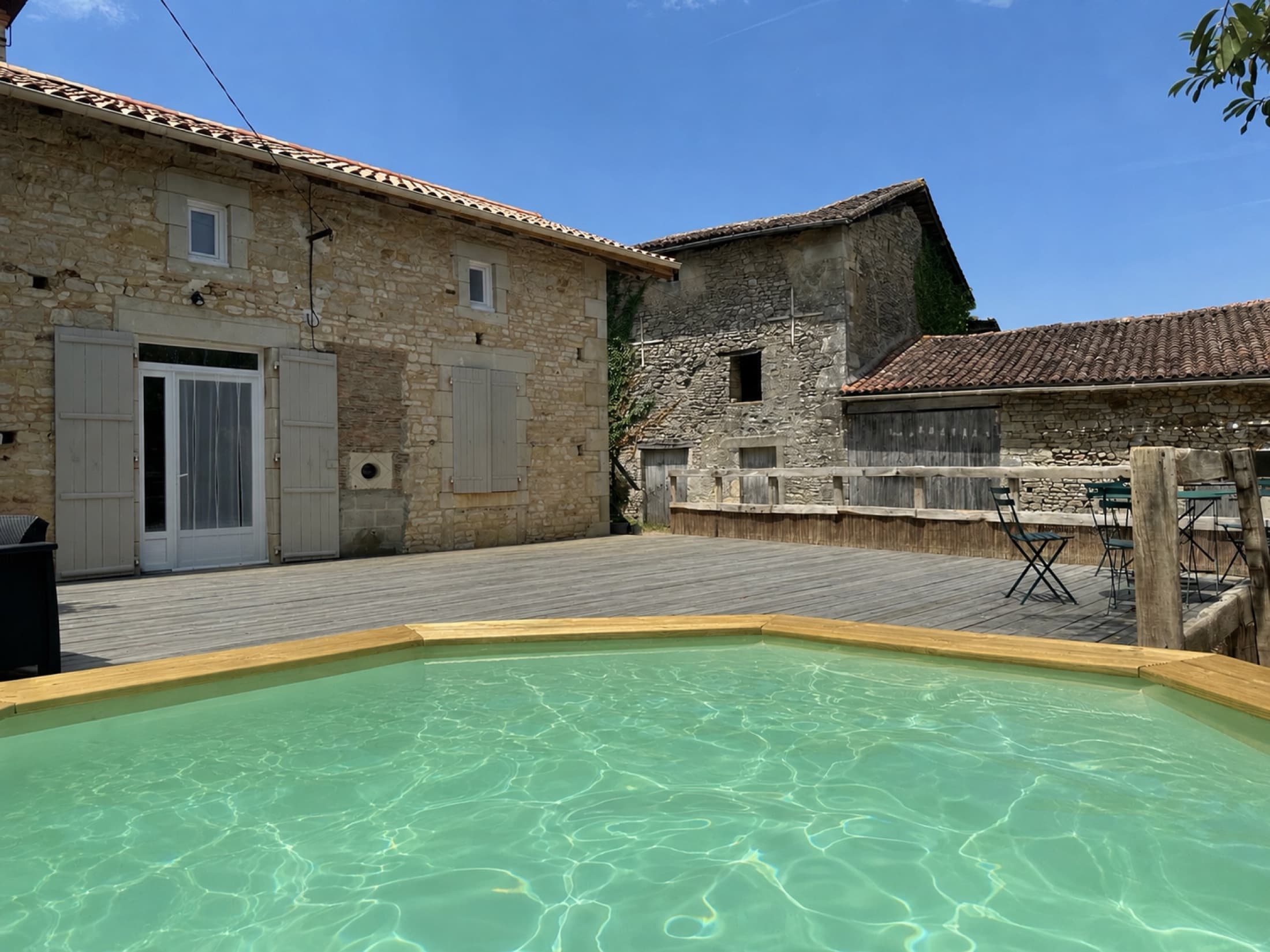 La piscine et la terrasse du domaine