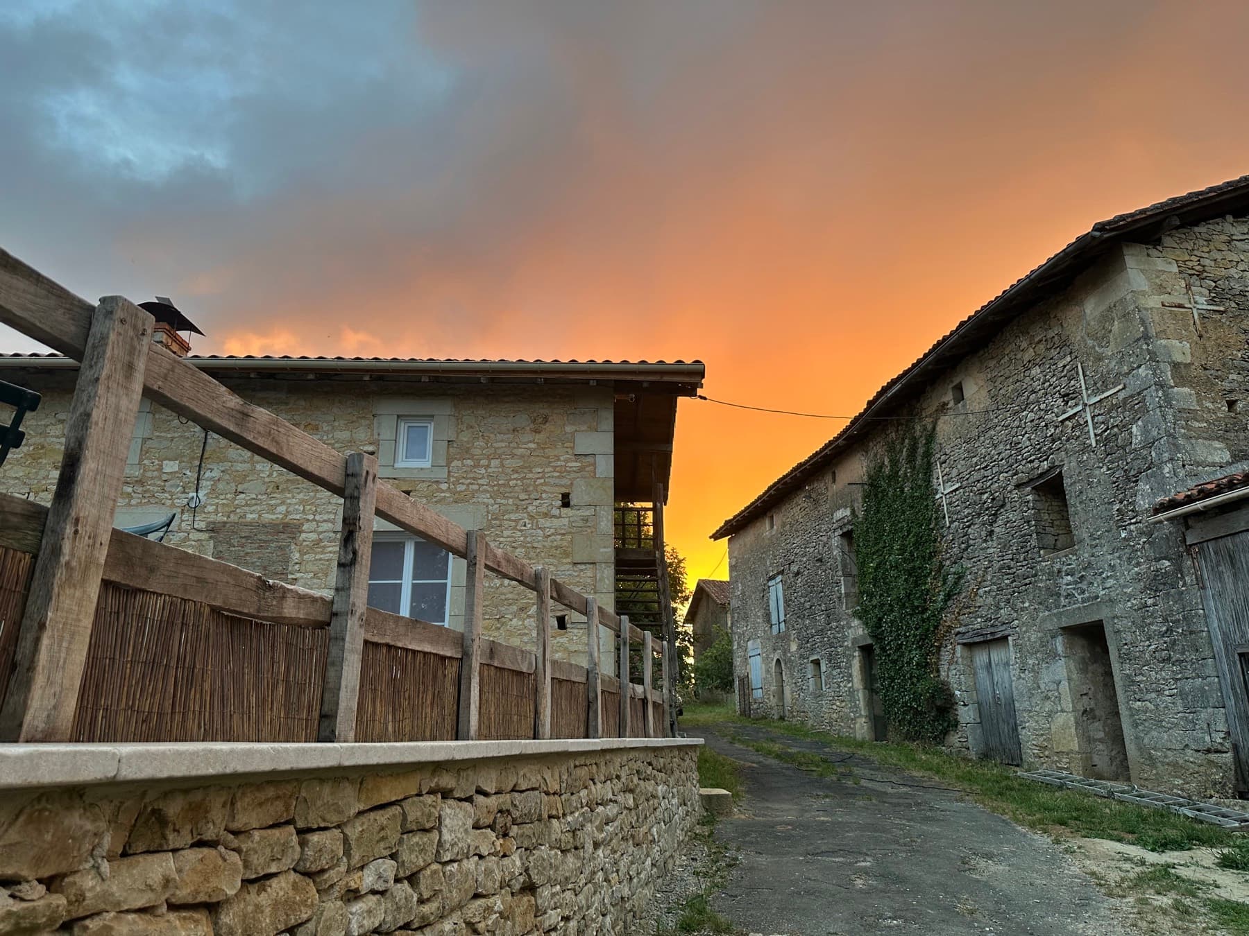Le hameau du domaine au coucher du soleil