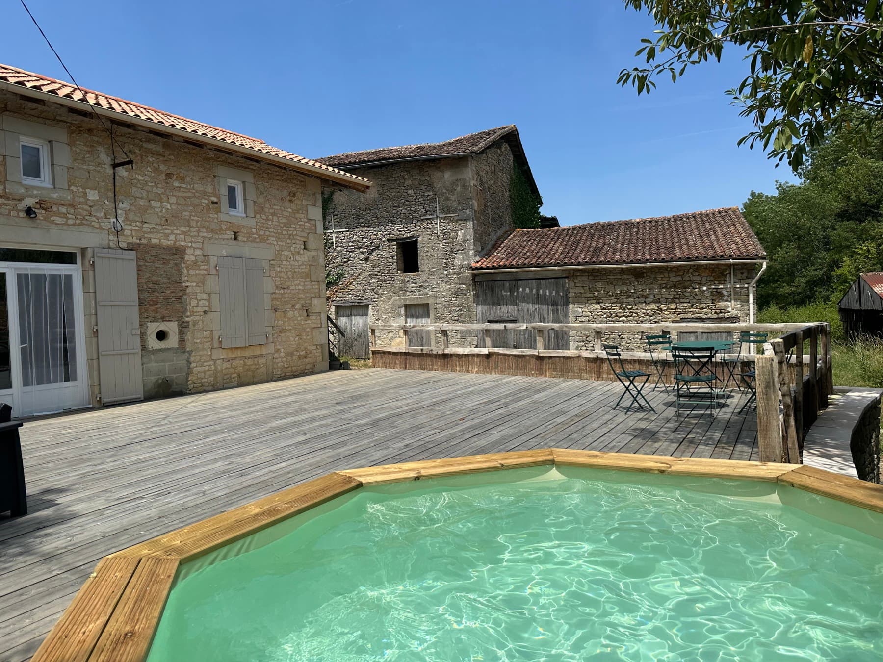 Le bassin face à la maison en pierre