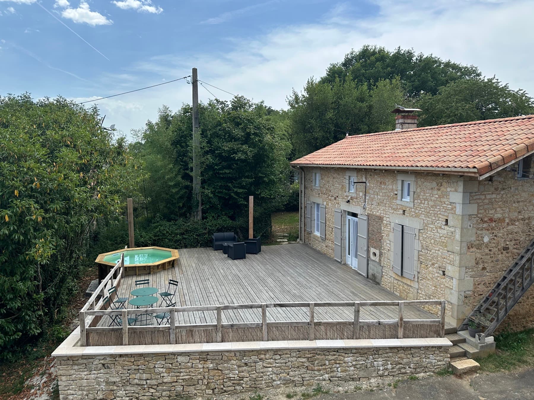 La maison et sa terrasse vues du jardin