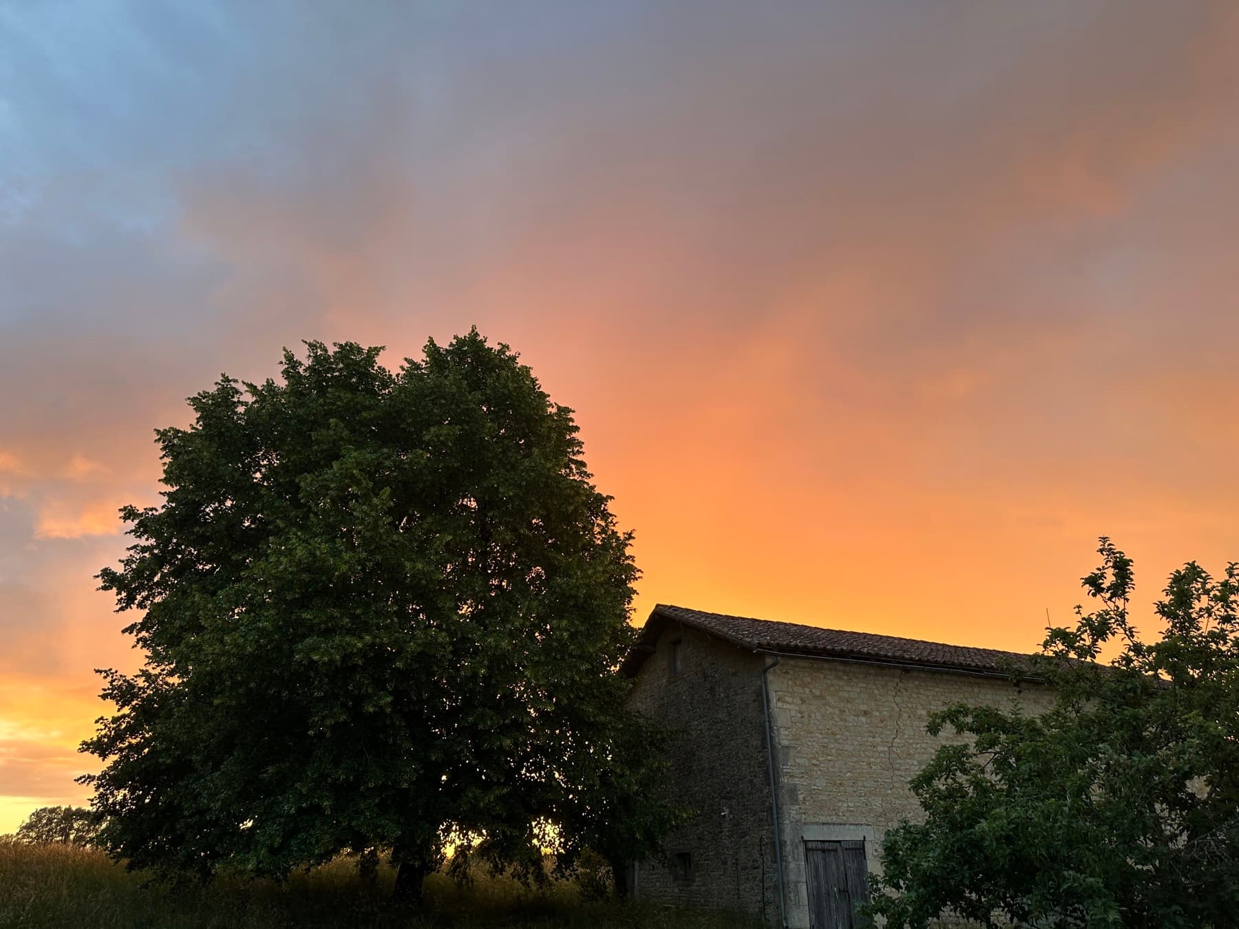 Coucher de soleil sur les vieilles pierres