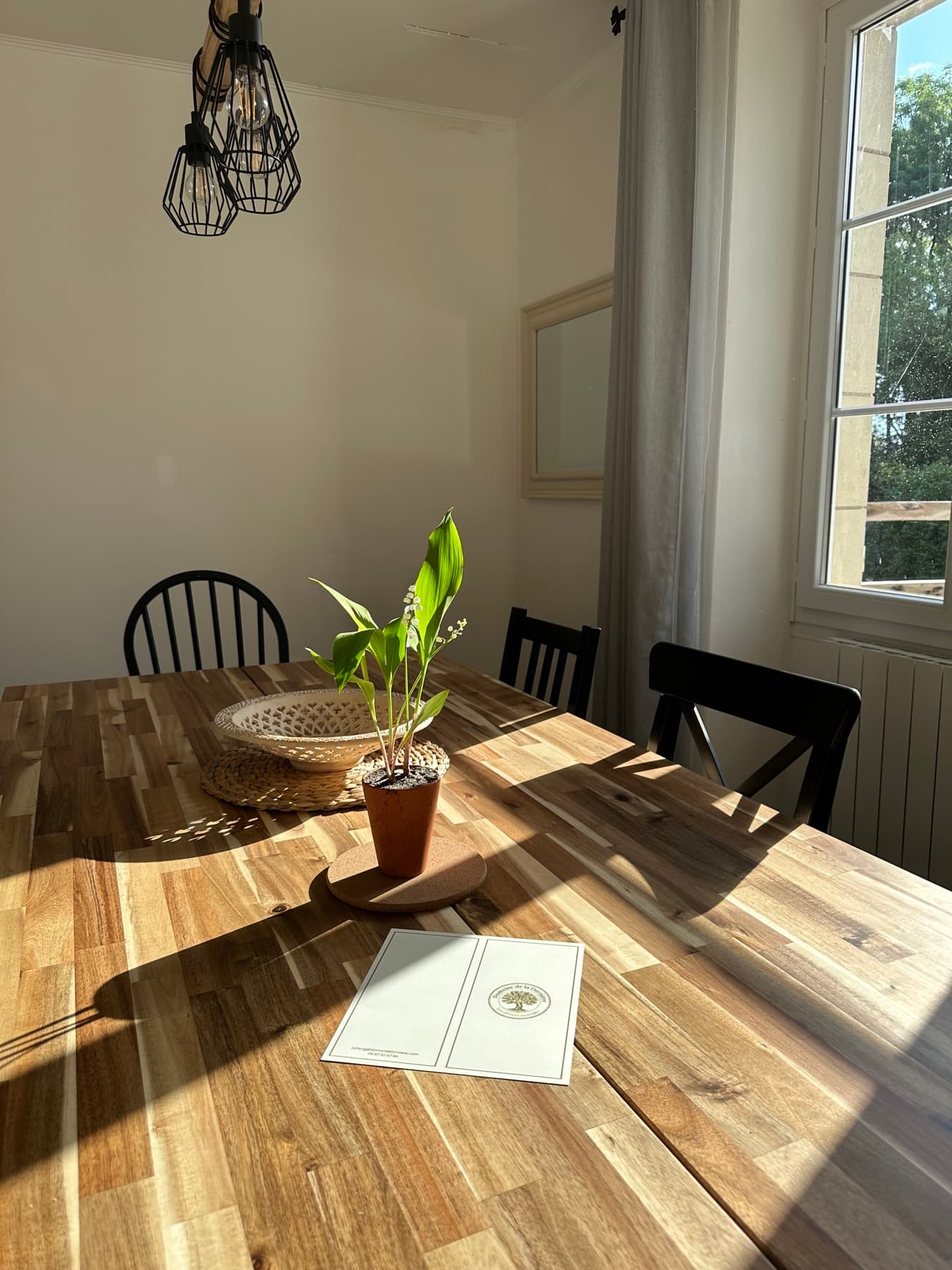 La table à manger baignée de lumière
