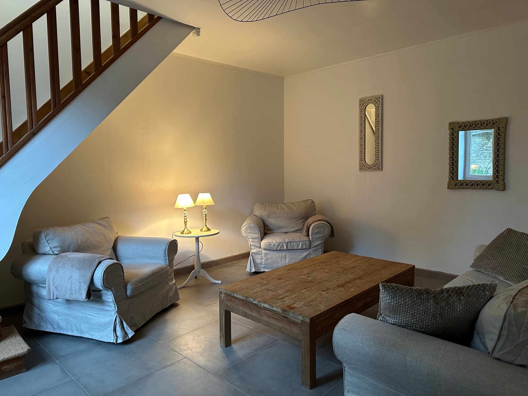 Le coin salon au pied de l'escalier