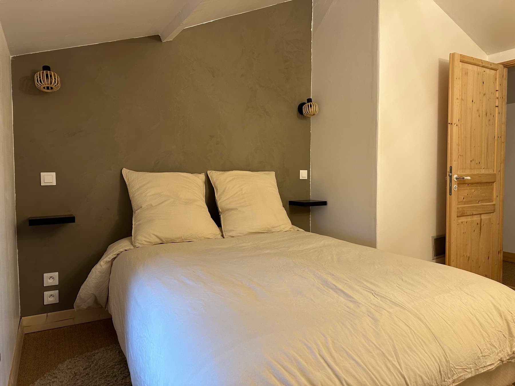 Une chambre aux tons naturels